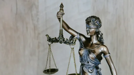 Bronzestatue von Justitia